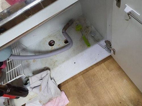분당구 하수구막힘 배관 내시경 장비로 내부를 확인하는 장면