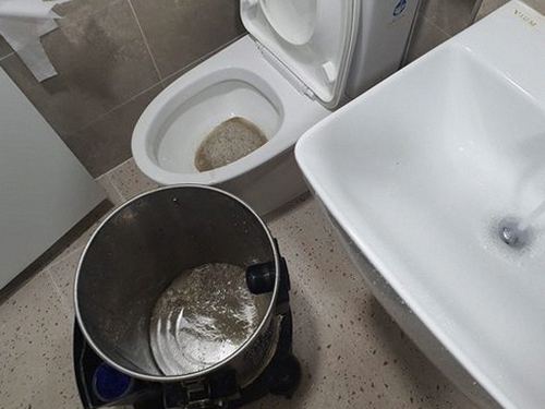 분당구 하수구막힘 배수 점검 후 물 흐름과 연결부 상태를 확인하는 모습