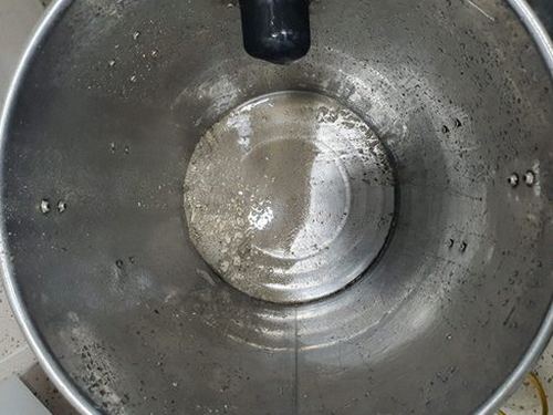 분당구 하수구막힘 막힘 제거 후 물의 흐름을 확인하는 모습